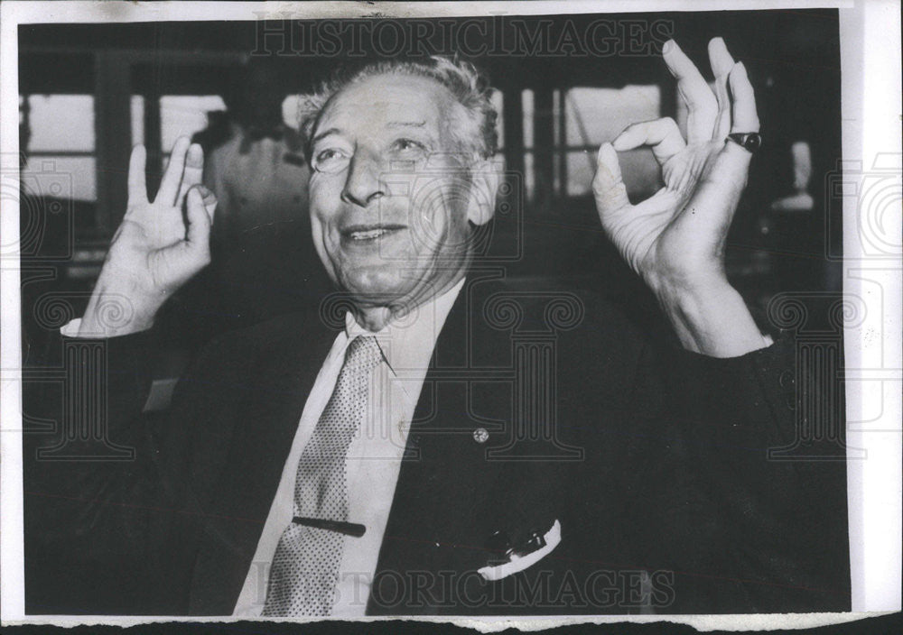 1956 Press Photo Singer Ezio Pinza Waves After Heart Attack In NY - Historic Images