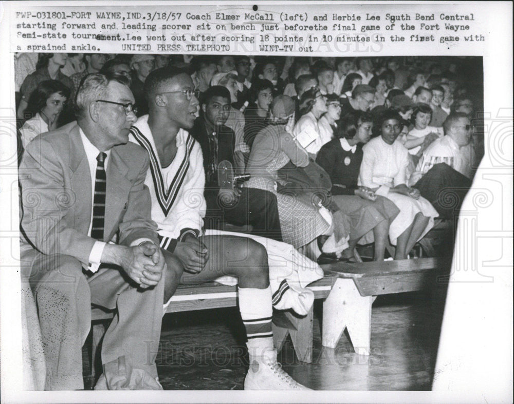 1957 Press Photo Coach Elmer McCall And Herbie Lee At South Bend Central Game - Historic Images