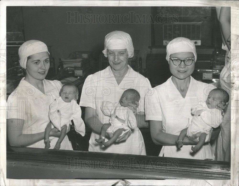 1959 Press Photo Triplets Born To Mrs Shirley Bowler At  Holly Cross Hospital - Historic Images