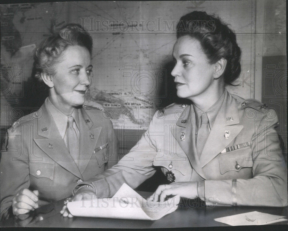 1945 Press Photo Col Oveta Culp Hobby Meets Successor Westray Battle Boyce - Historic Images