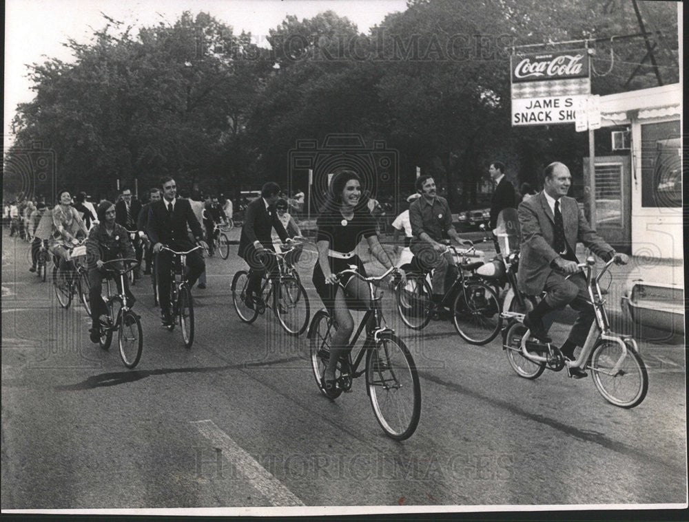 1971 Press Photo Alan Boyd Illinois Central Railroad Cycling - Historic Images