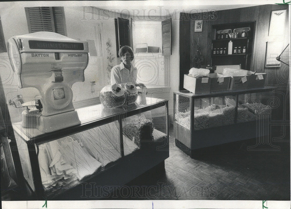 1975 Press Photo Barbara Boyer Sells Fresh Food In &quot;Edibles&quot; - Historic Images