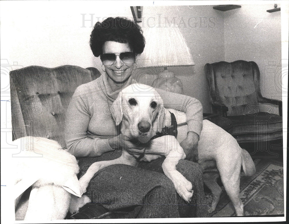 1977 Press Photo Mrs Elizabeth Browne &amp; Brutus seeing eye dog - Historic Images