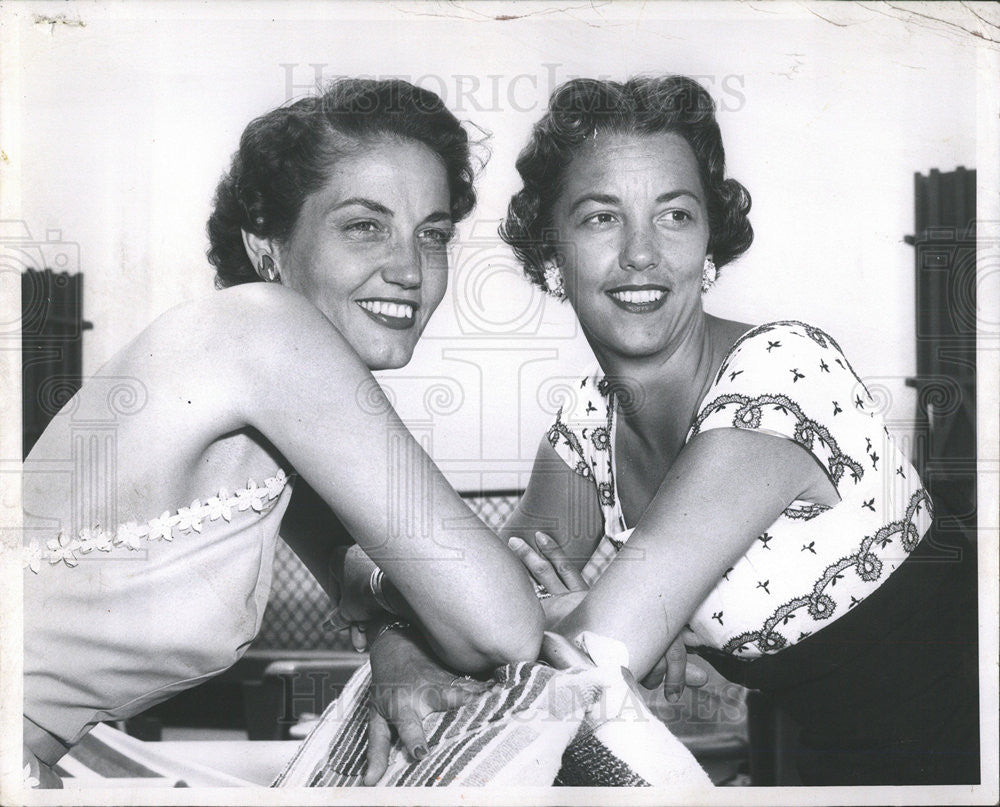 1957 Press Photo Mrs E Robert Ther Mrs Norman H McClevey Sunning - Historic Images