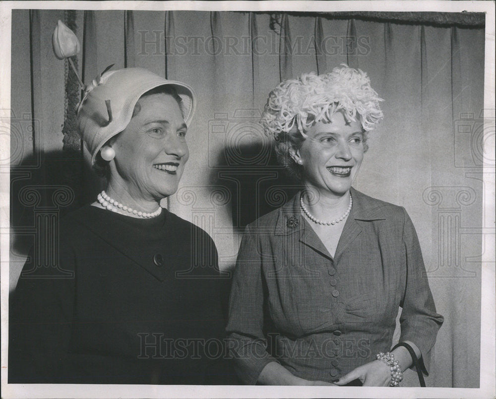 1958 Press Photo Mrs Russell H Matthias Mrs Norman McClave Jr Hat Fashions - Historic Images