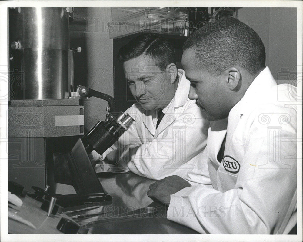 1966 Press Photo Dan O&#39;McClary Southern Illinois University Wilbert Bowers - Historic Images