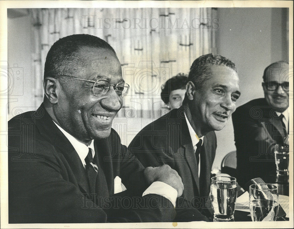 1966 Press Photo Pres Of NAACP Albert Brooks With Exec Sec Edward McLellan - Historic Images