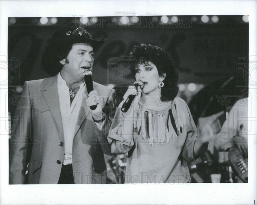 1985 Press Photo Singers Charley McClain and Mickey Gilley Perform Country Music - Historic Images