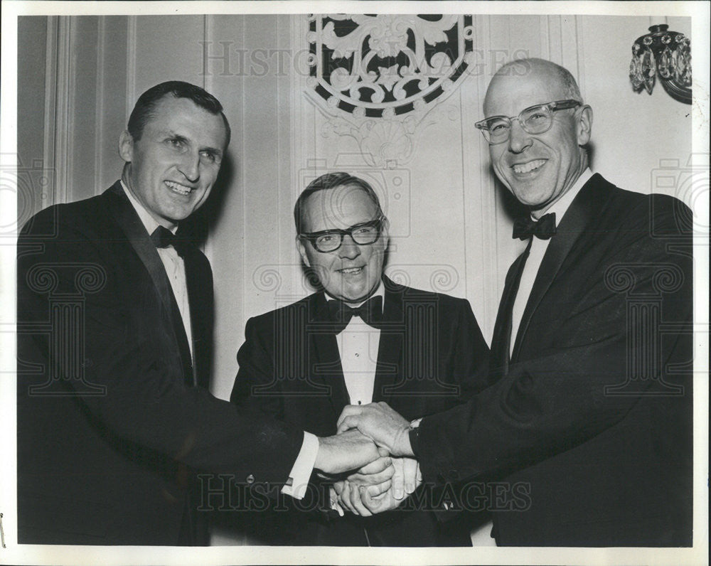 1968 Press Photo Vern McCarthy Economic Club Of Chicago - Historic Images