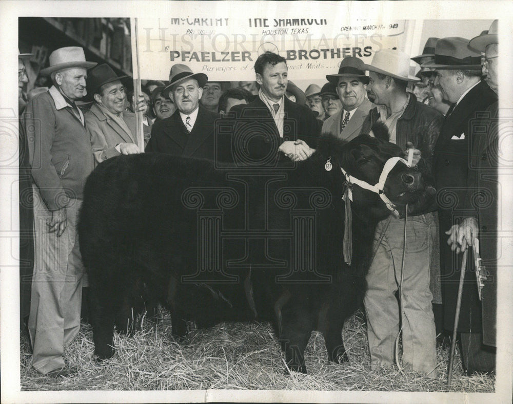 1948 Press Photo Cleo Yoder ,champion bull, with Glenn McCarthy - Historic Images