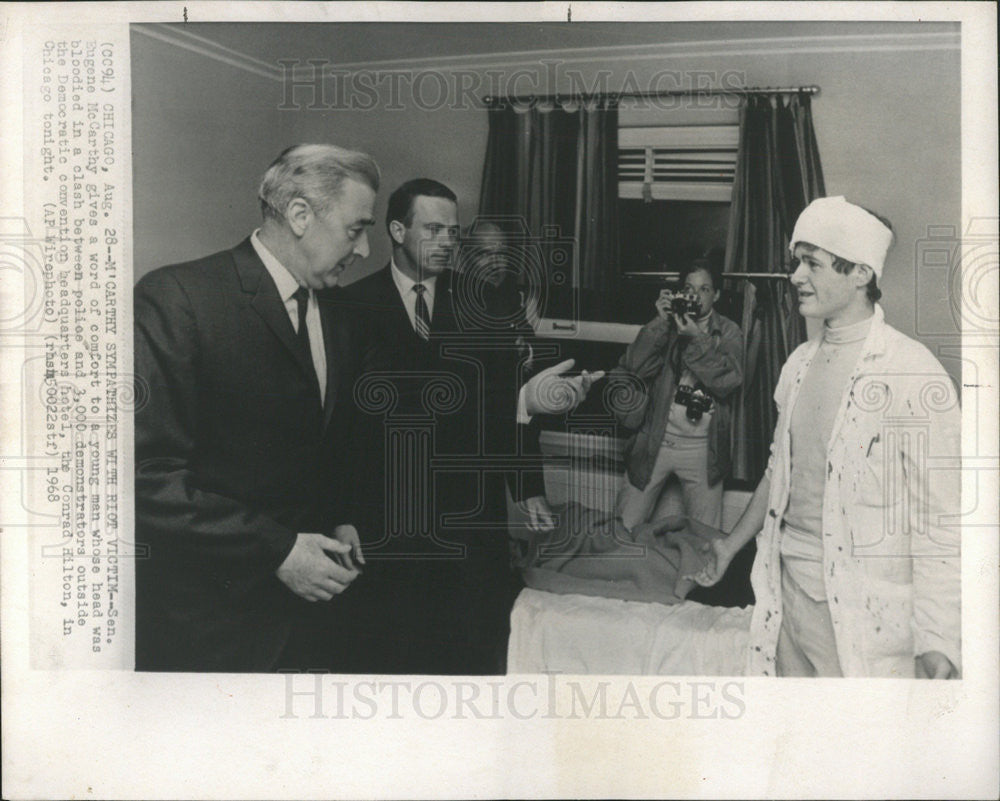 1968 Press Photo Senator  McCarthy Comforting Man Hurt Democratic Convention - Historic Images