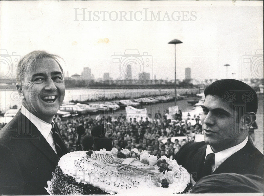 1968 Press Photo Senator Eugene McCarthy 52nd Birthday Chicago - Historic Images