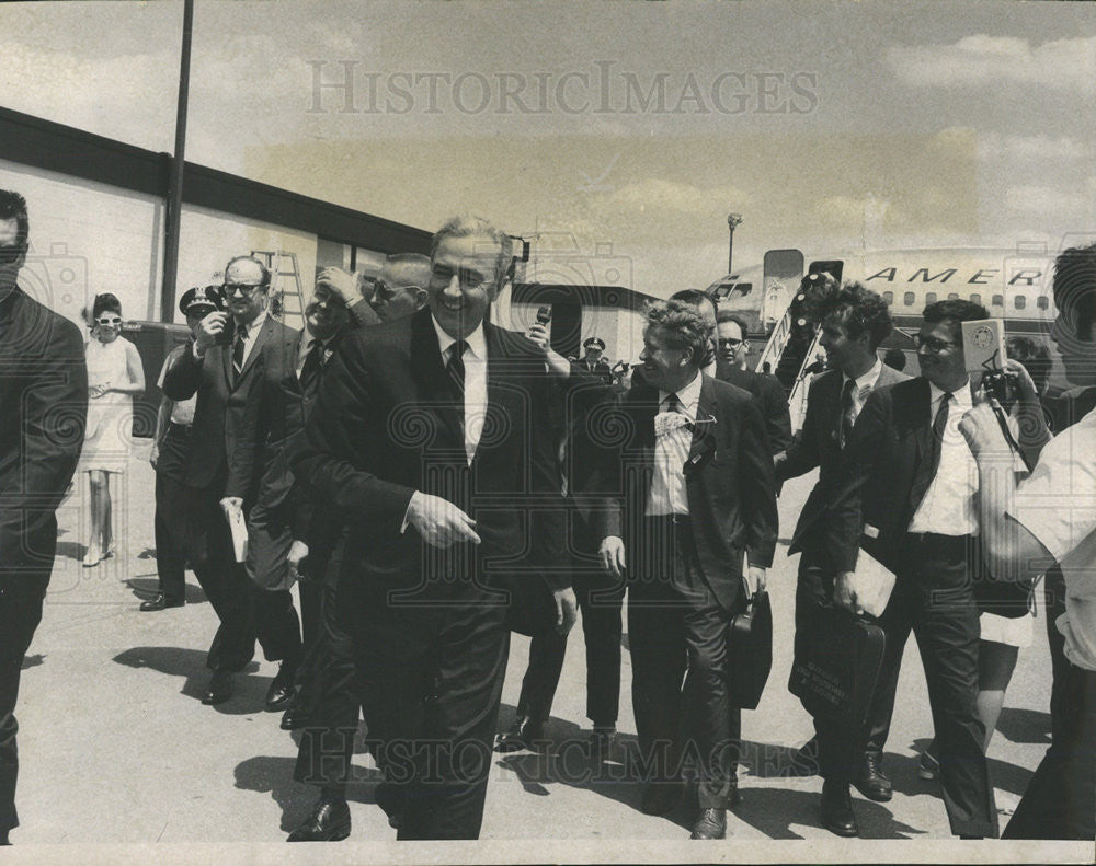 1968 Press Photo Senator Eugene McCarthy Chicago Midway Airport Arrival - Historic Images