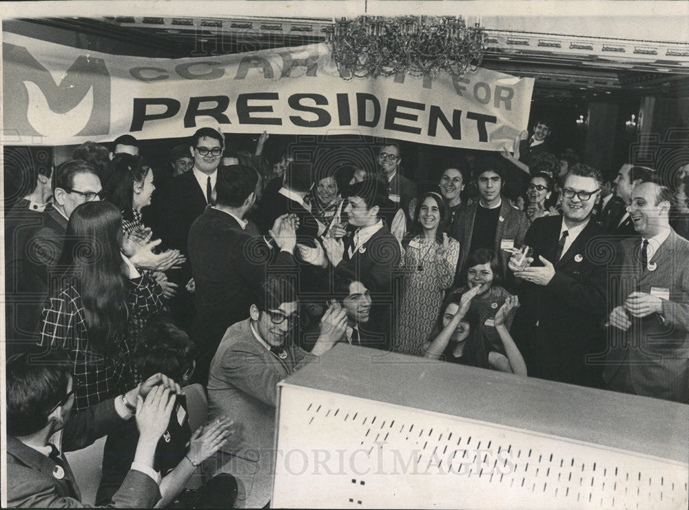 1968 Press Photo McCarthy celebration at Sheraton Hotel, Chicago - Historic Images