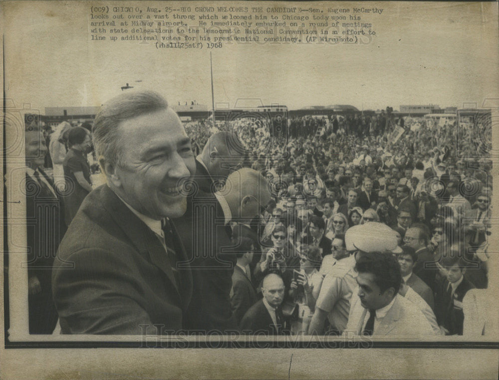 1968 Press Photo Sen Eugene McCarthy at Midway airport Chicago - Historic Images