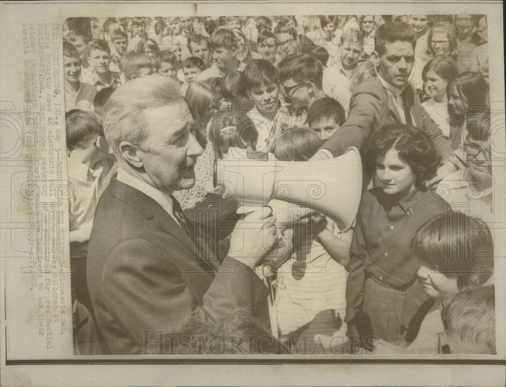 1968 Press Photo Senator Eugene McCarthy Huntingburg High School Campaign - Historic Images