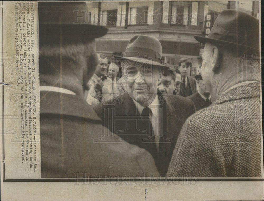 1968 Press Photo Senator Eugene McCarthy Milwaukee Shopping District Campaign - Historic Images