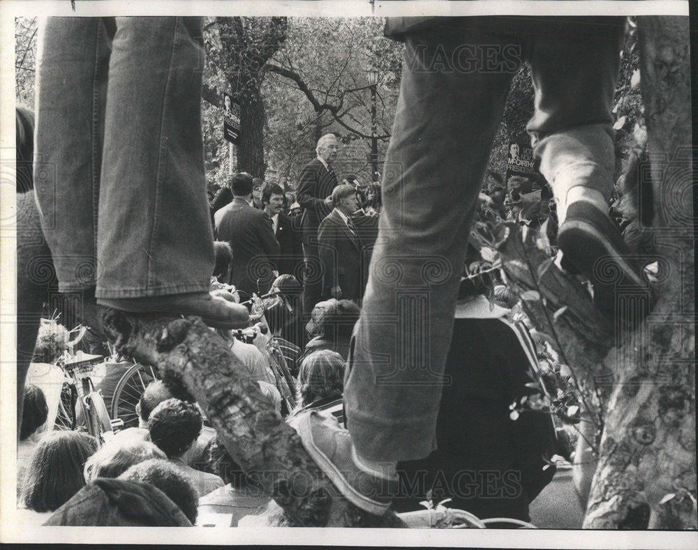 1976 Press Photo Senator Eugene McCarthy Evanston Centennial Park - Historic Images