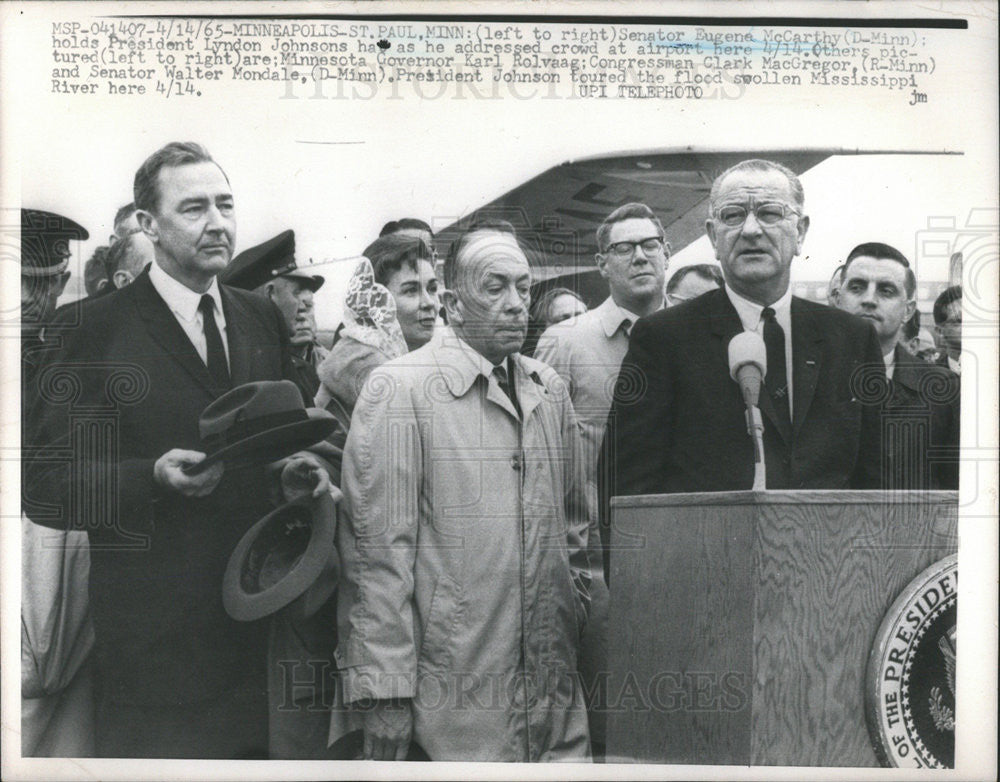 1965 Press Photo Eugene McCarthy Lyndon Johnson Address Crowd At Airport - Historic Images