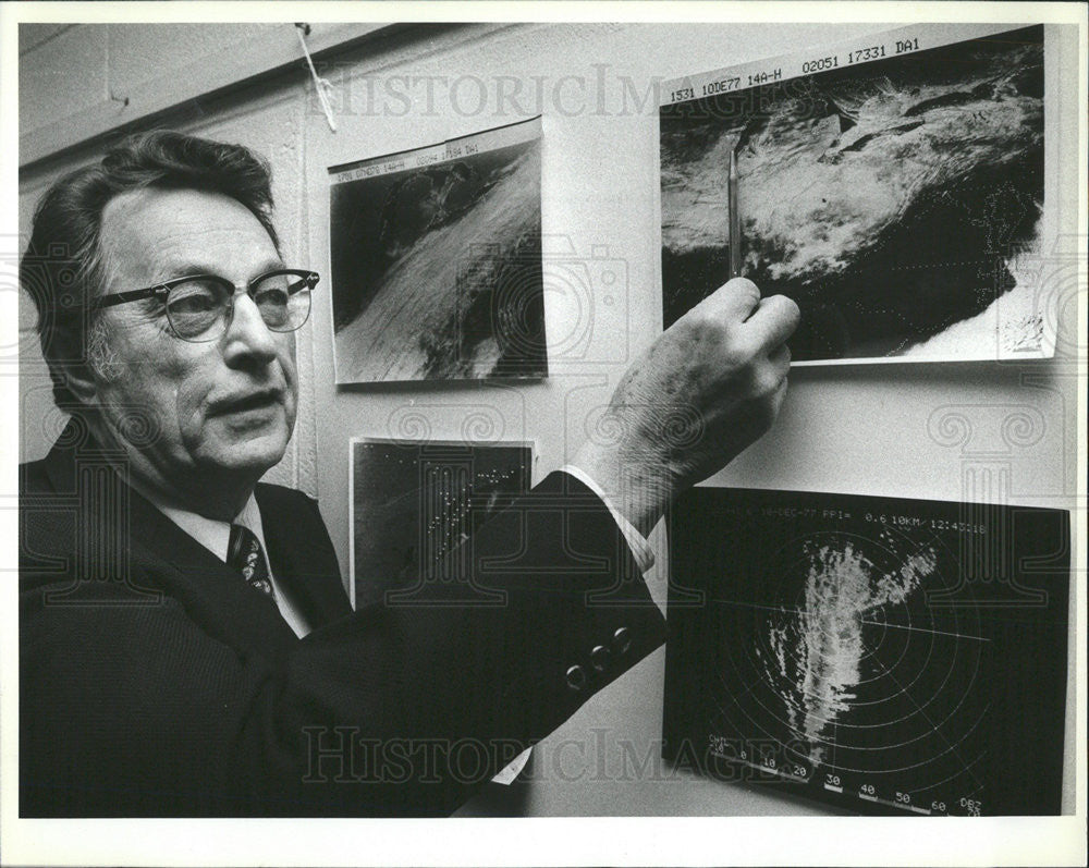 1981 Press Photo Professor Roscoe Brahamwith satelite photos - Historic Images