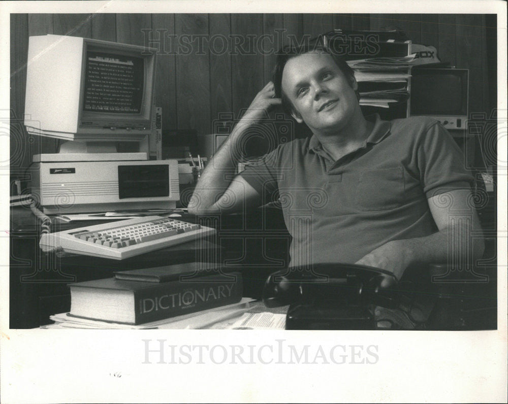 1985 Press Photo Steven Bosak Evanston Illinois Novelist Teacher - Historic Images