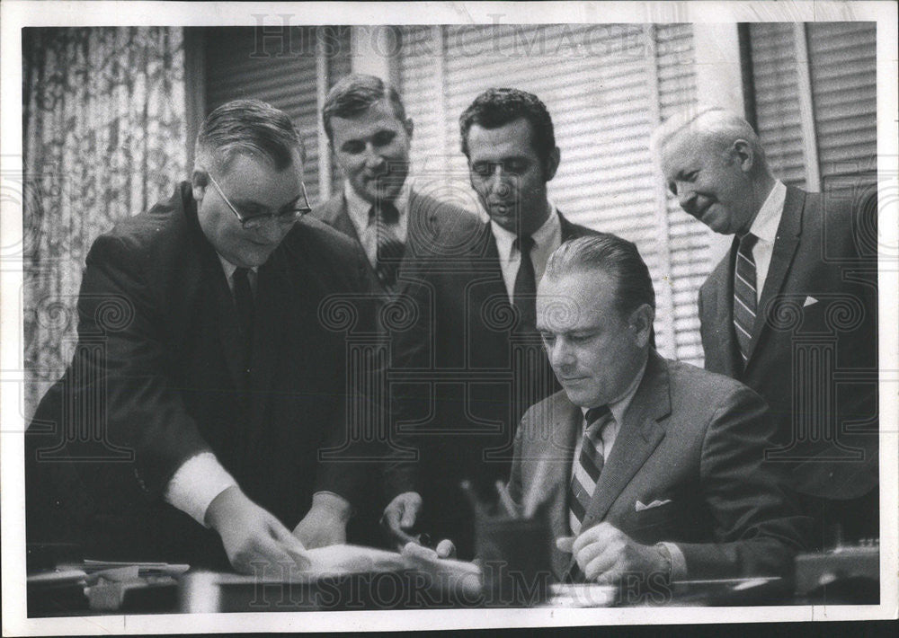 1969 Press Photo Milgo/IDAB Corp. Officials New Inserting Equipment Contract - Historic Images