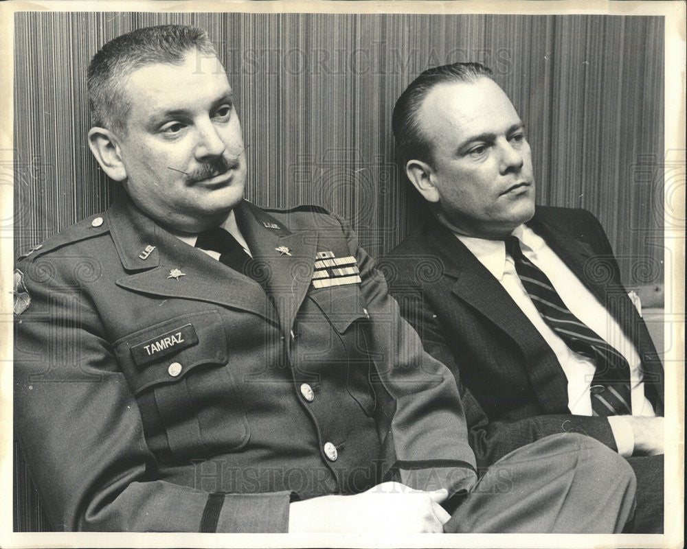 1965 Press Photo Captain Rodger Donlon and John G. Trezevant of the Sun Times. - Historic Images