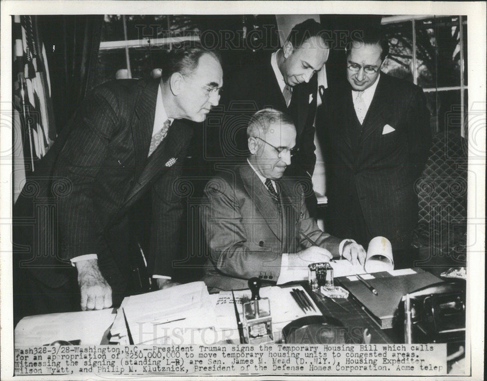 Press Photo President Truman signs the Temporary Housing Bill - Historic Images