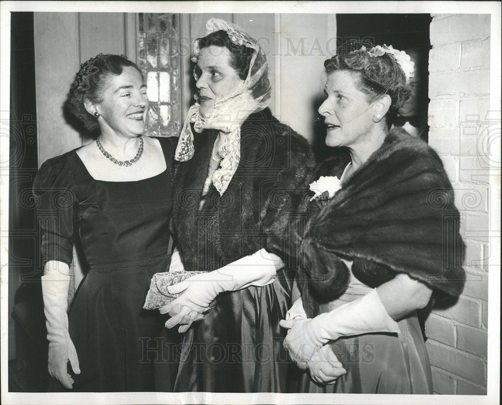 1956 Press Photo Mrs. John Wilson, Mrs. John Giles, Mrs. Wilton Jr. at wedding - Historic Images