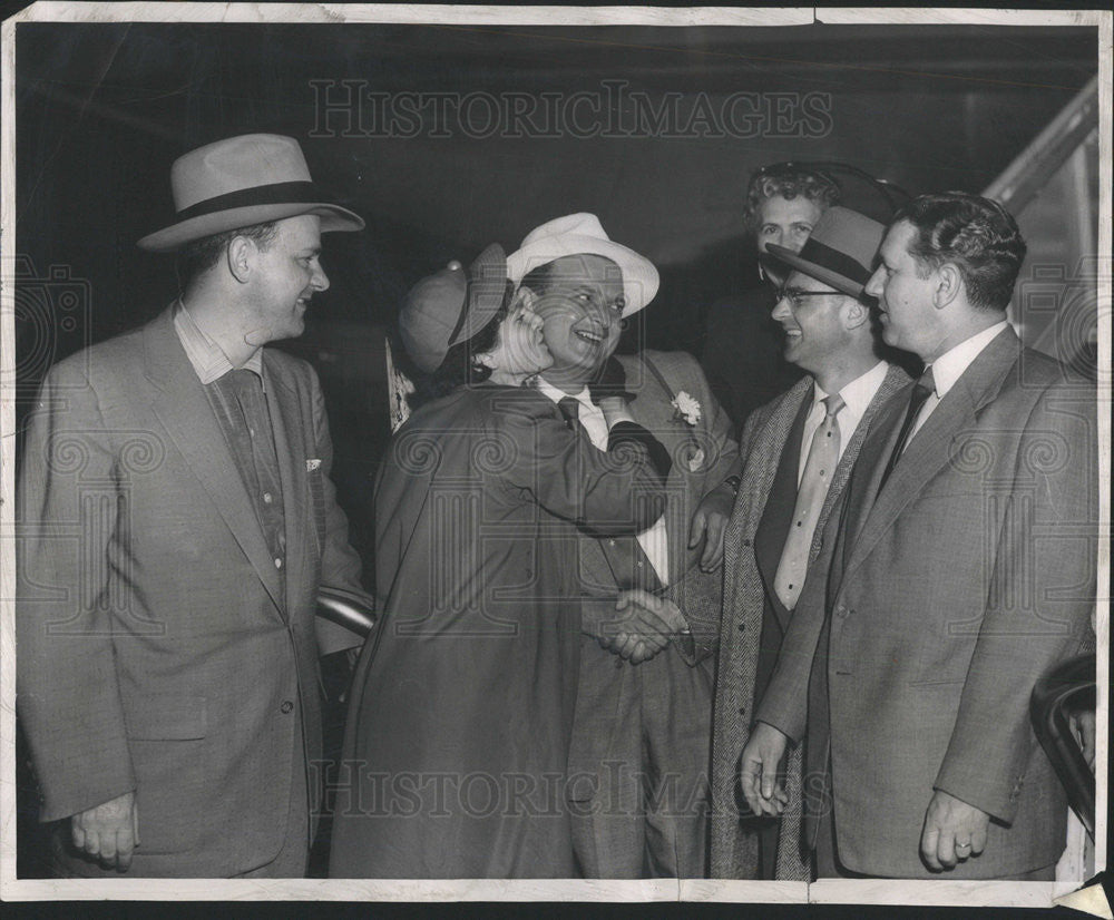 1954 Press Photo Willi Wind and sister Mrs. Marie Schlesinger reunited - Historic Images