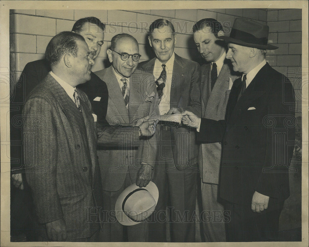 1947 Press Photo Walter Winchell, columnist, donates to Chicago Cancer Branch - Historic Images