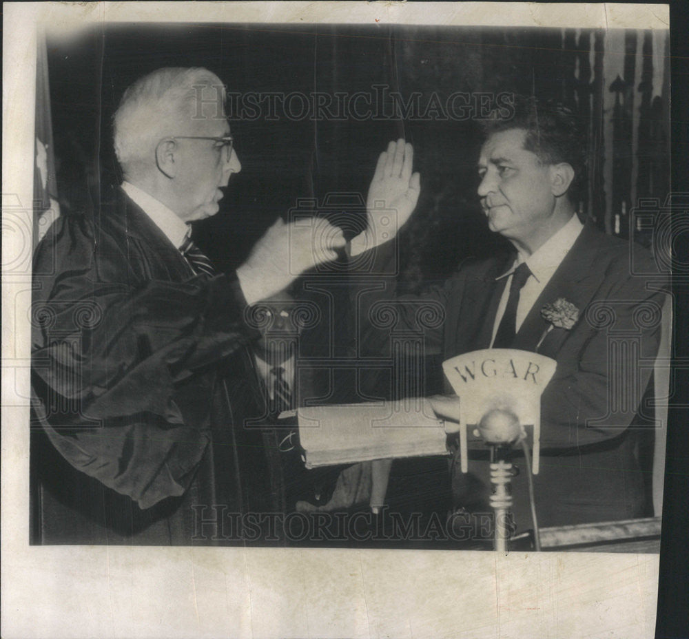 1953 Press Photo Ohio&#39;s Gov. Frank J. Lausche at oath of office - Historic Images