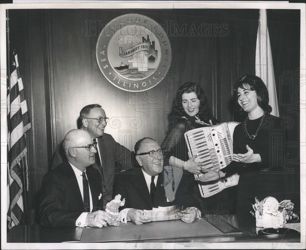 1954 Press Photo Unknown People - Historic Images