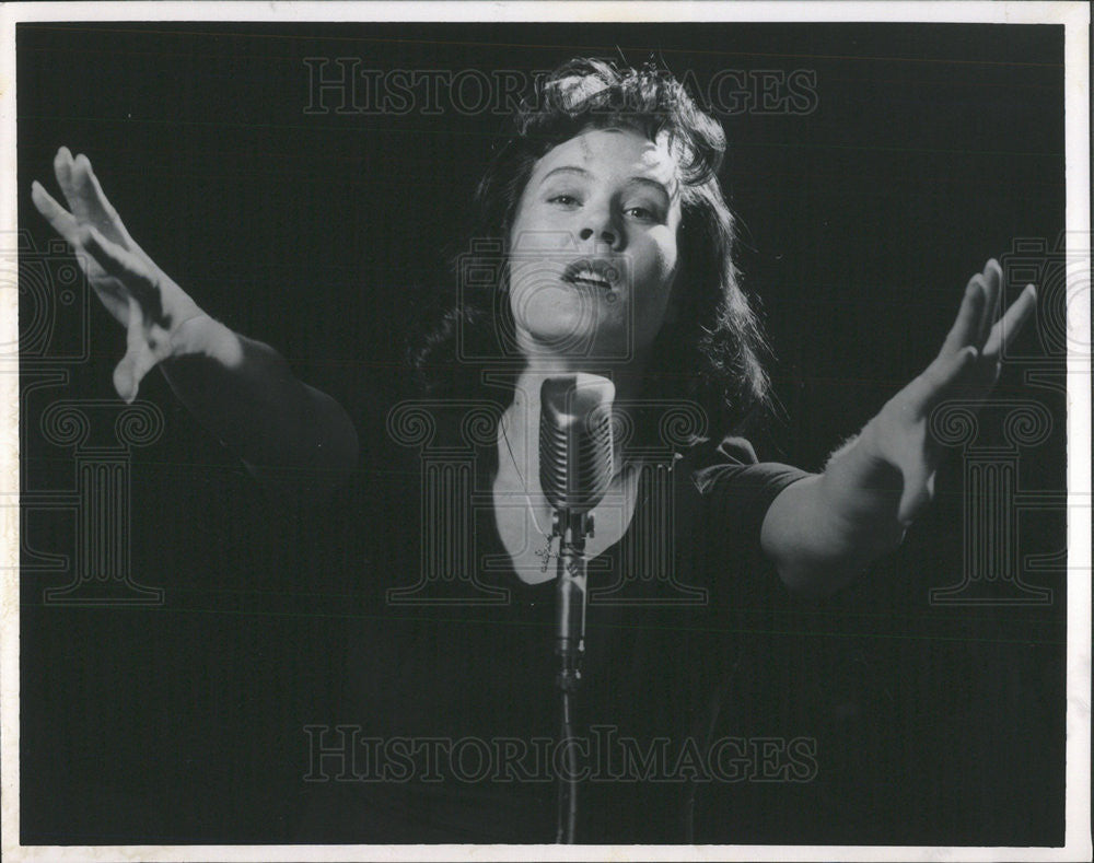 1992 Press Photo Hollis Resnik brings just-so vocals to a so-so script - Historic Images