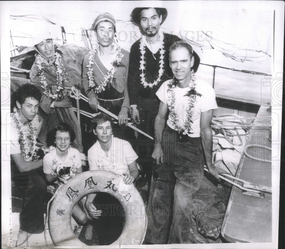 1954 Press Photo Dr Earl Reynolds,wife and kids, yacht docks in Honolulu - Historic Images