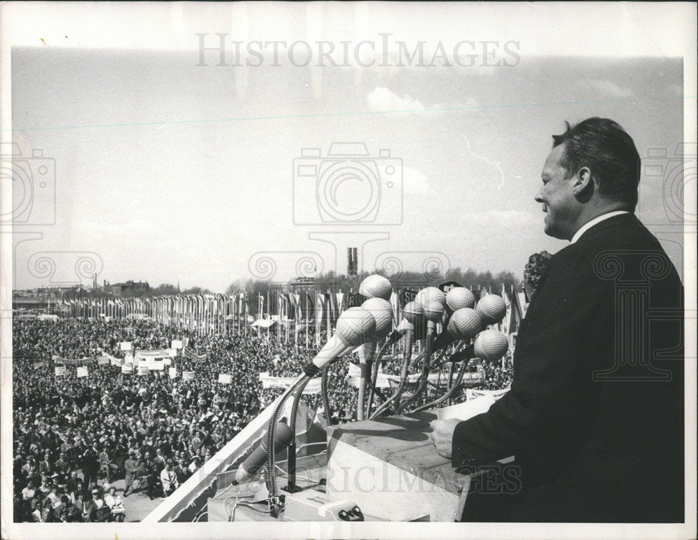 1965 Press Photo Mayor Willy Brandt speaks to crowd in Berlin - Historic Images