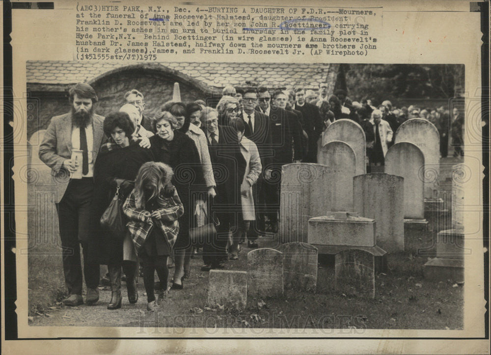 1975 Press Photo John R. Boettinger Carries Anna Roosevelt ash burial Hyde Park - Historic Images