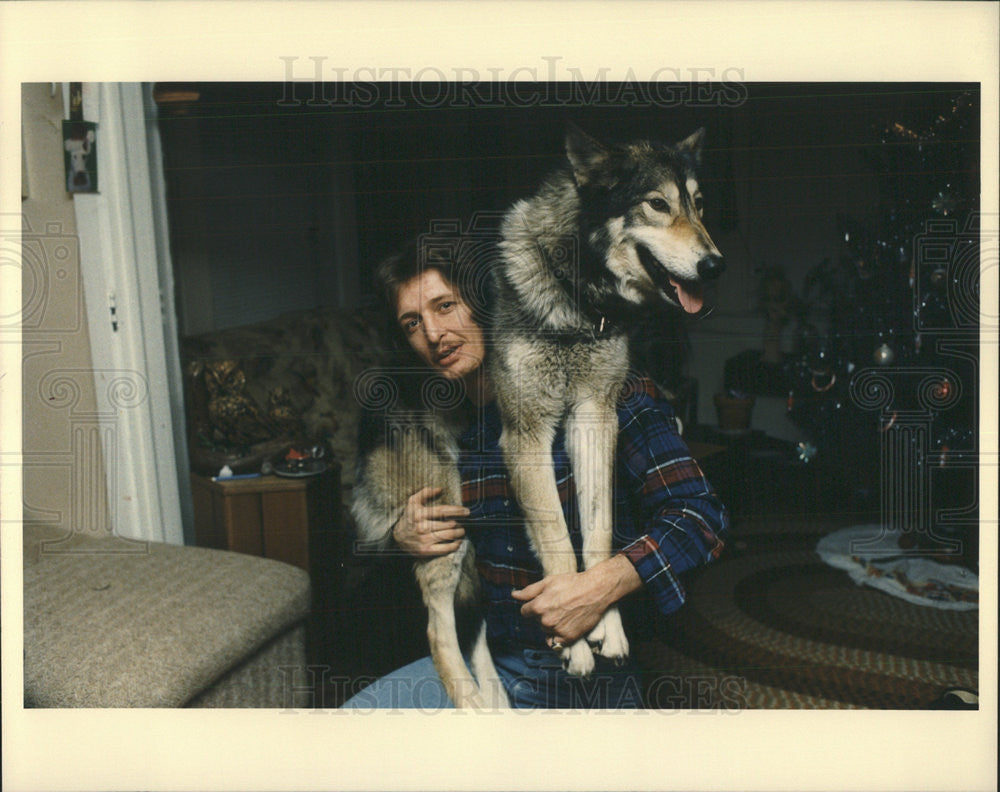 1988 Press Photo Peter Bogner Dog Flora Alleged Wolf Ingleside Illinois Home - Historic Images