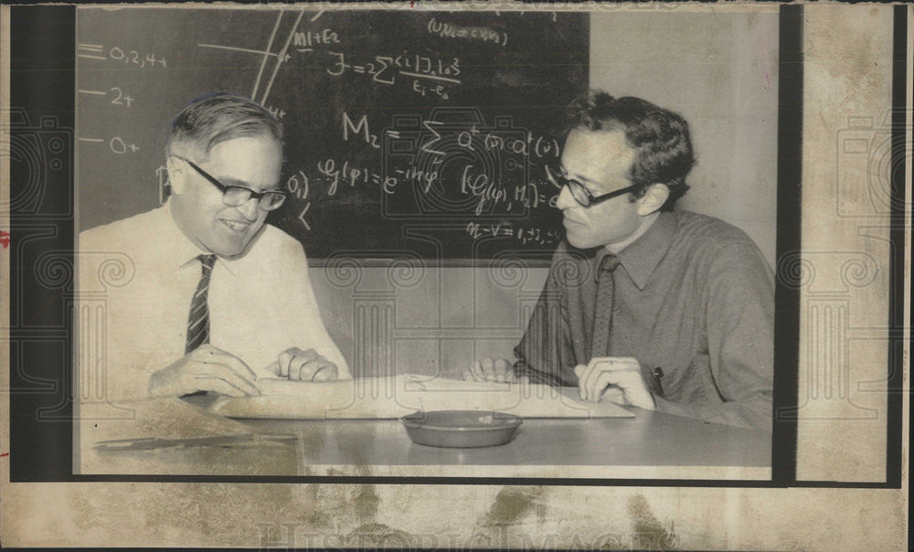 1975 Press Photo Danish Professor Aage Bohr Ben Mottelson Physical Nobel Prize - Historic Images