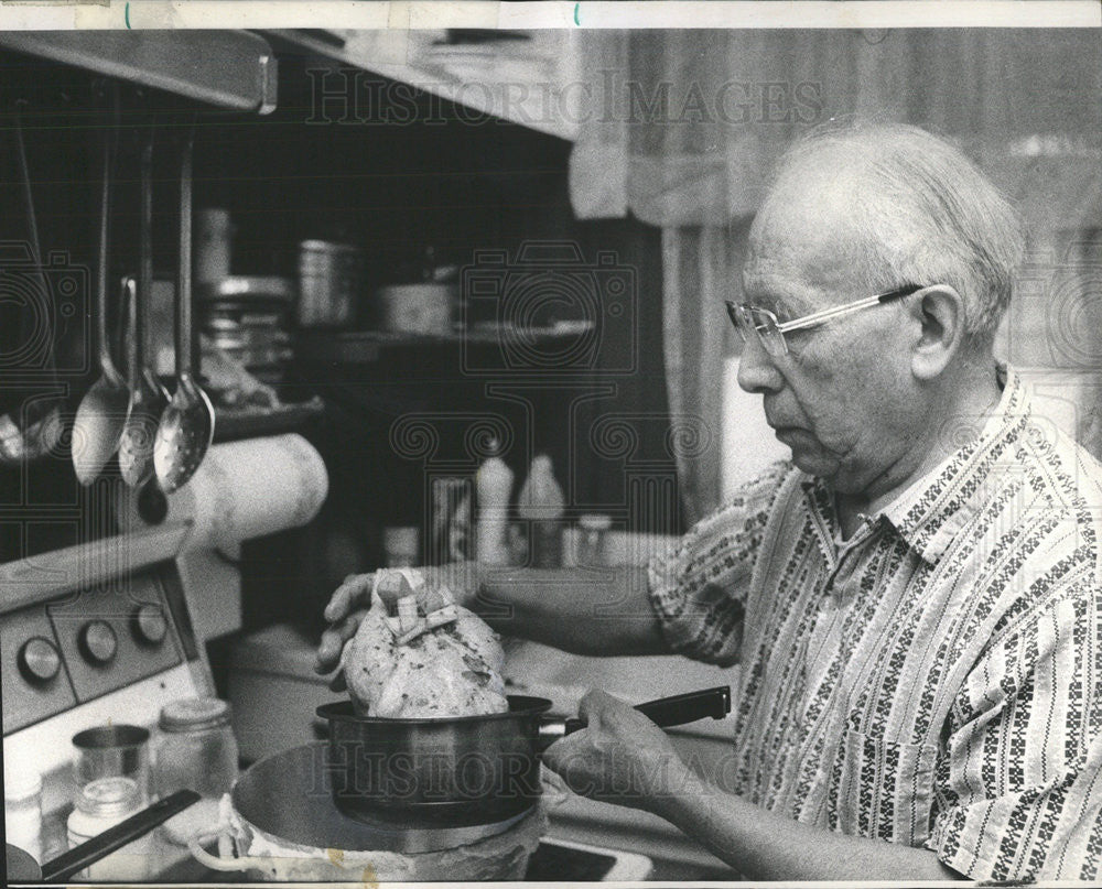 1973 Press Photo John Pineda Writer Cook Prepares Pheasant - Historic Images