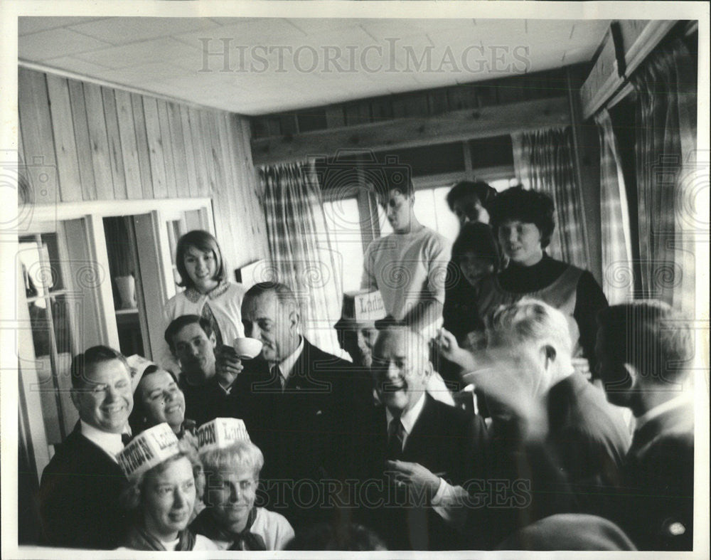 1964 Press Photo Ray Pozywio steel plant worker's house President Johnson visits - Historic Images
