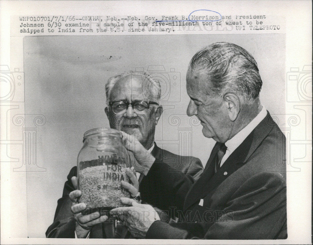 1966 Press Photo Governor Frank Morrison &amp; President Johnson Examine Wheat - Historic Images