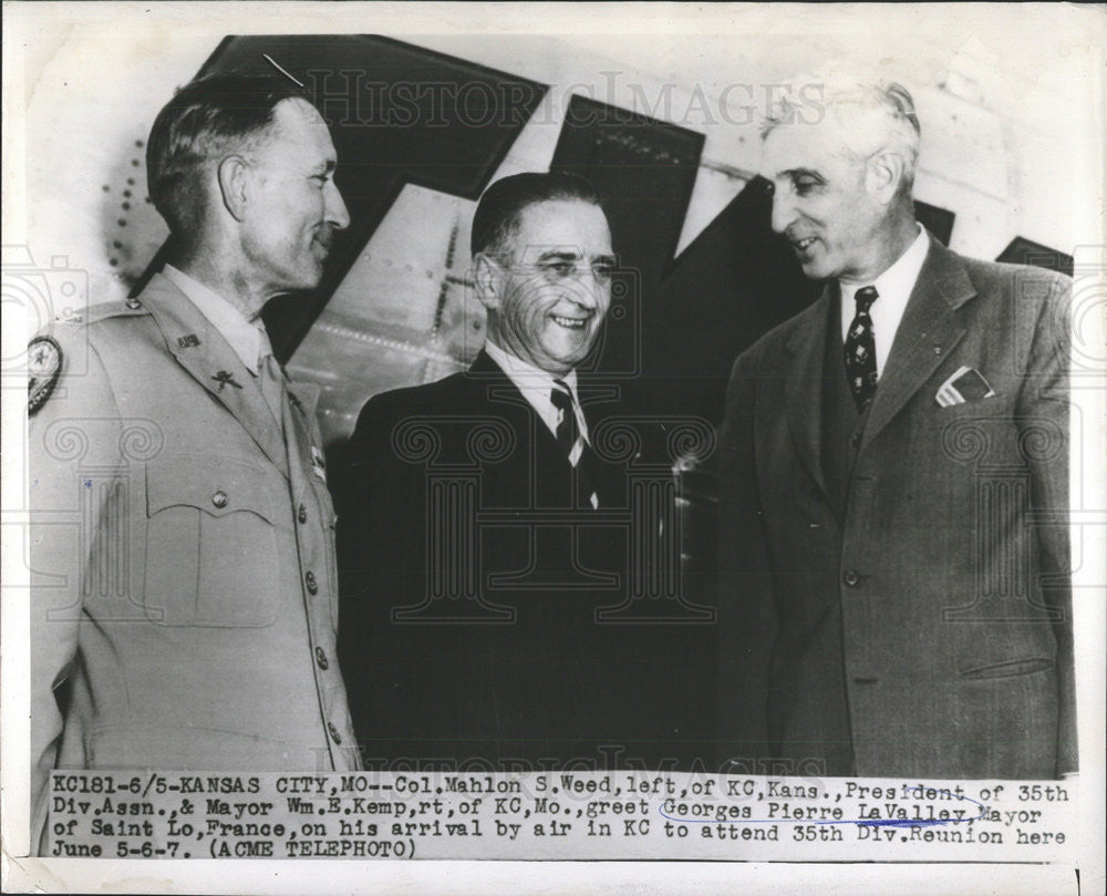 1947 Press Photo George Pierre La Valley Mayor Saint Lo greet Mahlon Weed Kemp - Historic Images