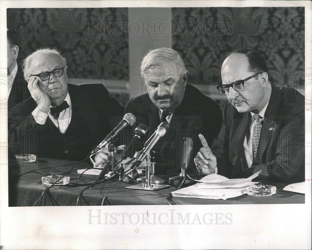 1969 Press Photo Dr. Lowell Martin, Prof. Library Services Columbia Chicago - Historic Images