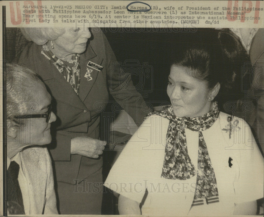 1975 Press Photo Imelda Marges Wife President of the Philippines chats Guarrero - Historic Images