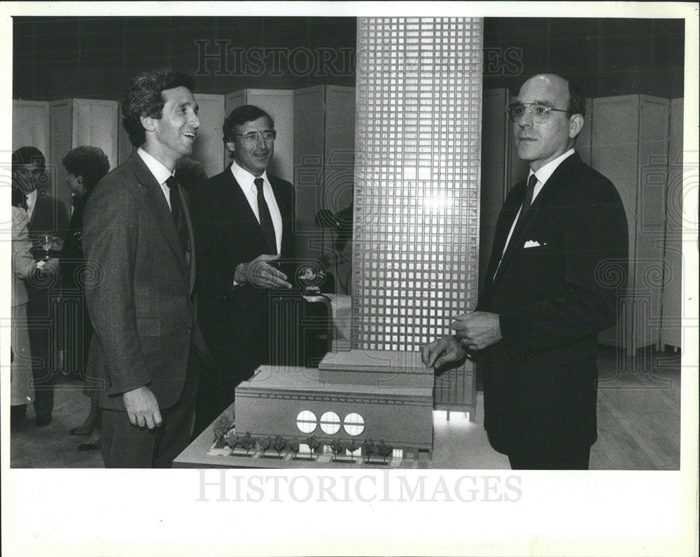 1983 Press Photo Larry Gore  Vice Pres. &amp; Gen. Mgr. of New Store Howard Walker, - Historic Images