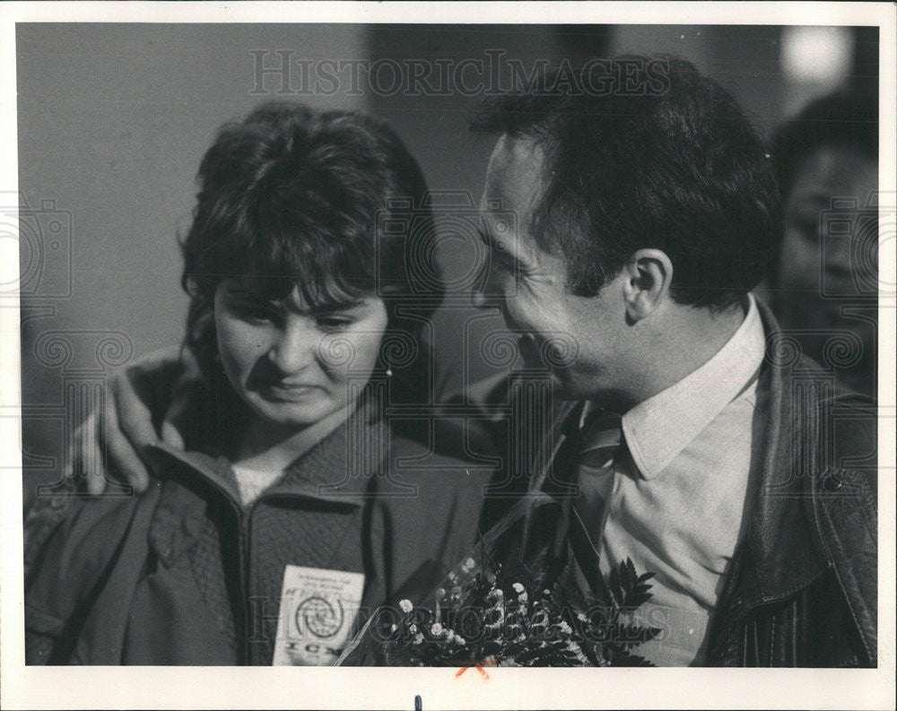 1988 Press Photo Gheorghe Marcu greets daughter Mihaela O&#39;Hare Airport Romania - Historic Images