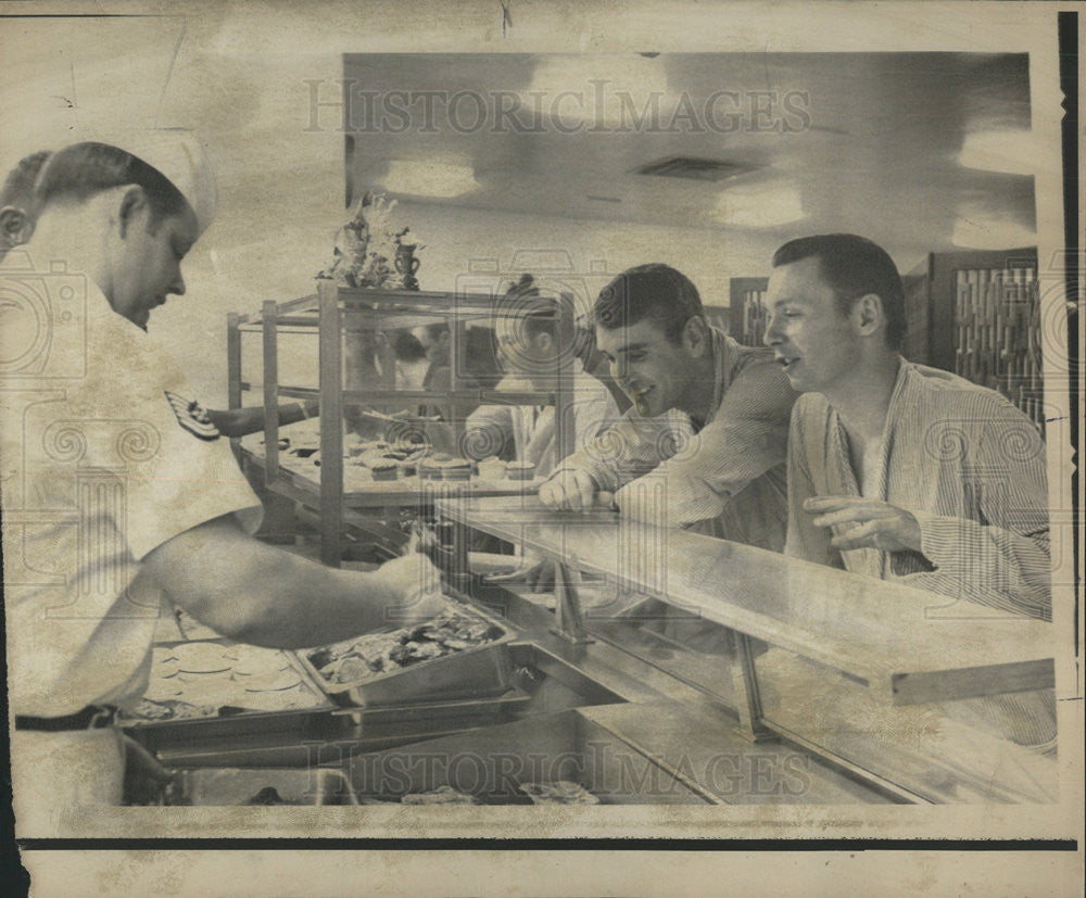 1973 Press Photo John Nasmyth Captain San Gabriel First American Meal Hotel - Historic Images