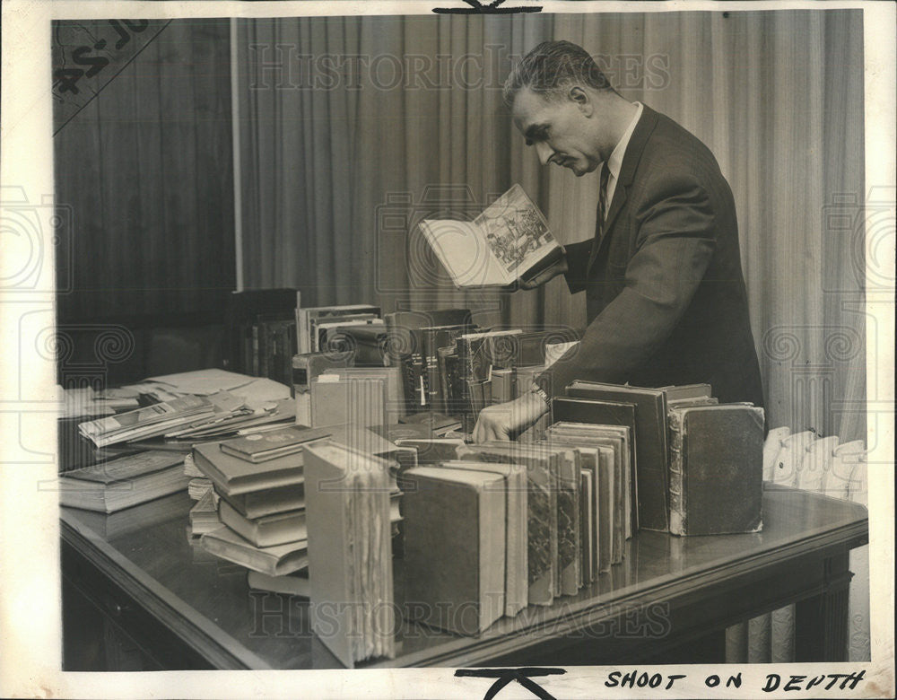 1964 Press Photo Robert Baker FBI Special Agent Holds Dutch Book From 1582 - Historic Images