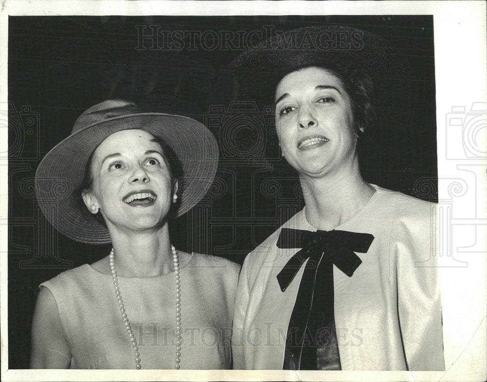 1964 Press Photo Mrs. Robert H. Murphy In Stylish Dress &amp; Hat &amp; Mrs. Simpson - Historic Images